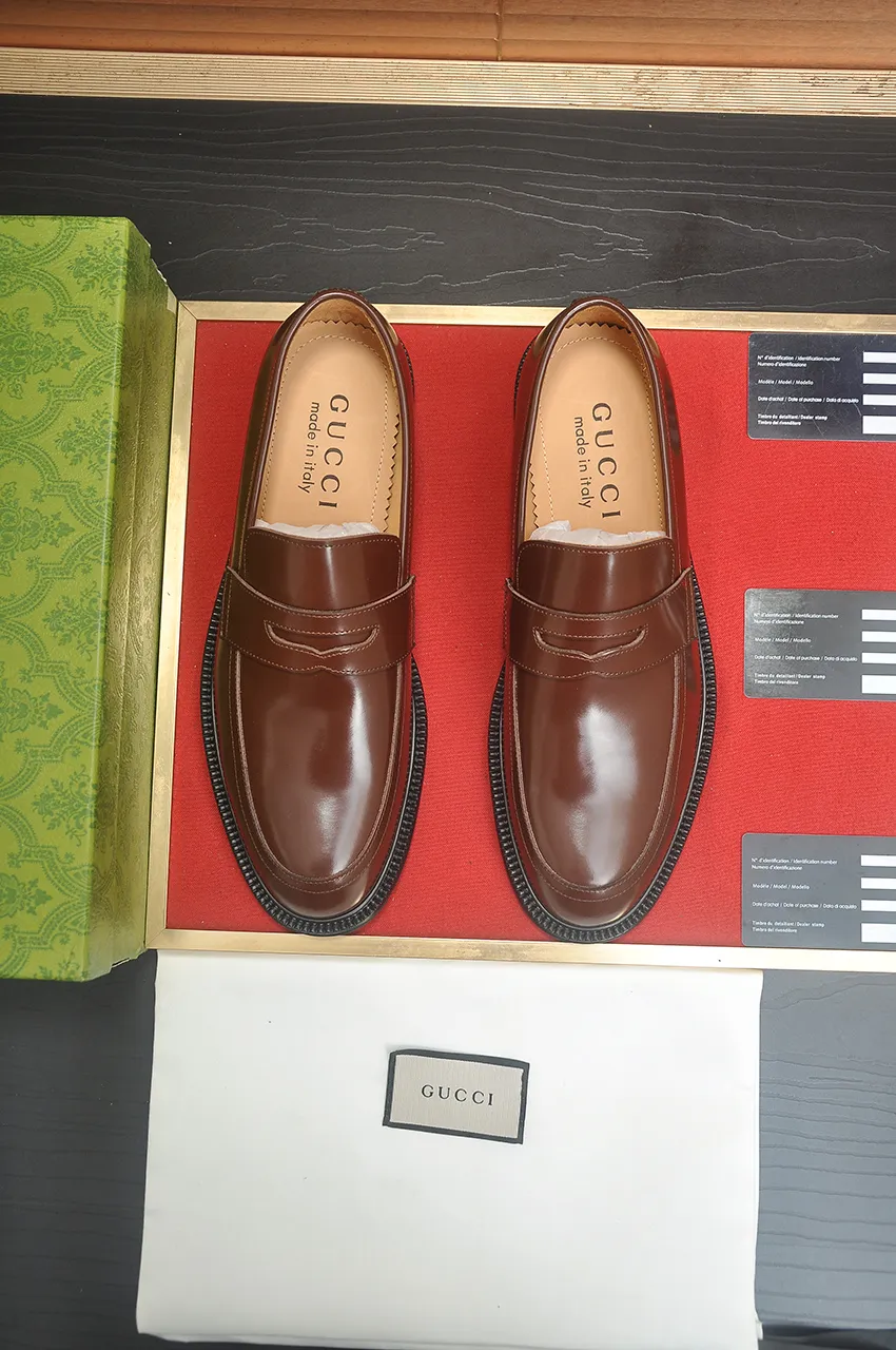 Men's shoes💰500💶Italy's top luxury men's shoe giant (GUCCI) (Gucci) (full cowhide lining) new arrival🍃Original European style🔰 Pleasant to the eye😍In order to make the shoes more durable and non-deformable🌀The production continues to follow traditional methods but there is still no lack of innovation💪Choose original sheepskin for the leather♻️ Smooth and natural And extra bright ⭐Made of imported cowhide, the first choice of rich people 38-45 (45 customized)
